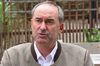 „Volný průlet komínem v Osvětimi.“ Bavorskem otřásá předvolební skandál kvůli hrubému zlehčování holokaustu - Novinky